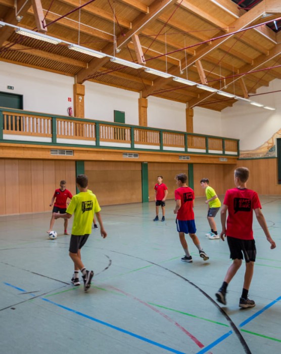 Fußball spielen in der Indoor Halle