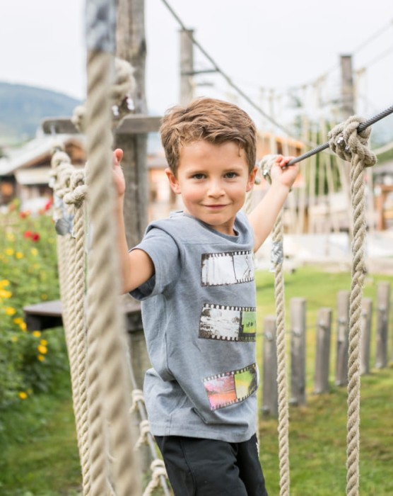 Junge im Klettergarten am Markushof-Outdoorgelände in Wagrain-Kleinarl