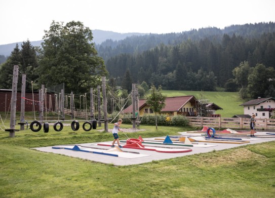 Minigolfplatz beim Aparthotel Markushof in Wagrain-Kleinarl Außenansicht Markushof in Wagrain-Kleinarl © Selina Flasch Photography