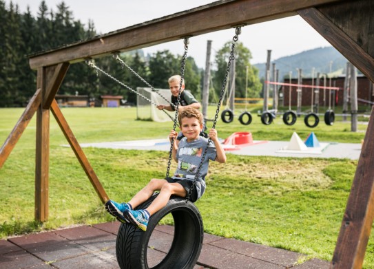 Reifenschaukel im Outdoor-Bereich am Markushof Wagrain-Kleinarl