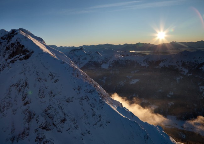 Sonne geht in der Winterlandschaft unter